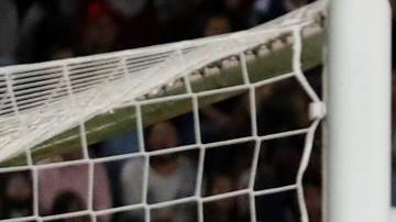 El arquero uruguayo Fernando Muslera, no pudo detener el gol de Ángel Di María.