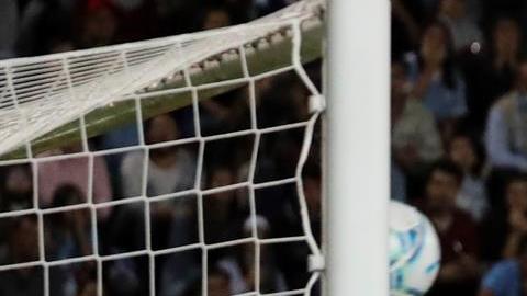 El arquero uruguayo Fernando Muslera, no pudo detener el gol de Ángel Di María.