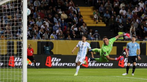 El arquero uruguayo Fernando Muslera, no pudo detener el gol de Ángel Di María.