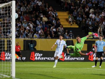 El arquero uruguayo Fernando Muslera, no pudo detener el gol de Ángel Di María.