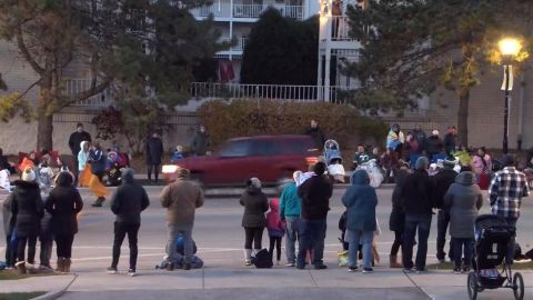 Policía confirma varios muertos, entre ellos niños, en ataque de un coche a desfile en EEUU