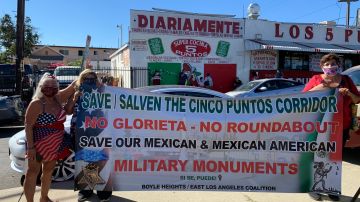 Vecinos rechazan que se construya una glorieta en el monumento a los veteranos Cinco Puntos. (Araceli Martínez/La Opinión)