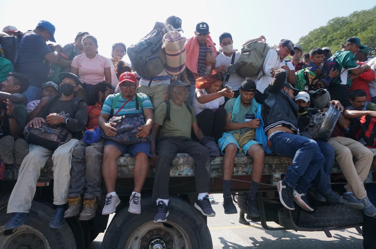 Los migrantes de la caravana abordaron camiones en México en su viaje hacia EE.UU.