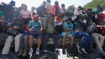 Los migrantes de la caravana abordaron camiones en México en su viaje hacia EE.UU.
