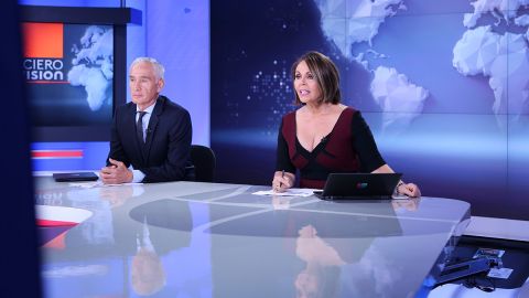 Jorge Ramos junto a María Elena Salinas, su compañera que más años lo acompañó en Univision Noticias