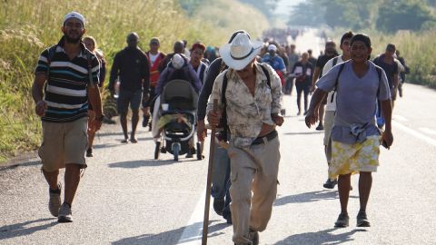 Caravana migrante recorre 12km y llega a Zanatepec, en Oaxaca, México.