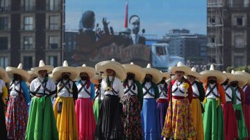 Decenas de personas participan en un desfile masivo por el 111 Aniversario de la Revolución Mexicana.