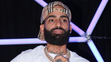 Arcangel ofrece una rueda de prensa para promocionar su nuevo sencillo "Te Esperaré" y por primera vez habla del incidente en Las Vegas en abril, cuando lo arrestaron por "supuesta violencia doméstica",