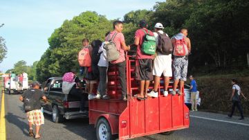 Migrantes viajan en vehículos en Chiapas, México, en su intento por llegar a los EE.UU..