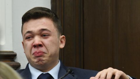 Acusado de matar a 3 personas durante los disturbios de Kenosha rompe en lágrimas durante su juicio
