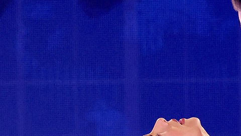 Adamari López y Toni Costa bailan en 'Así Se Baila'.