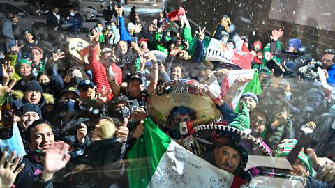 La afición de México hizo acto de presencia en Edmonton a pesar del clima hostil.