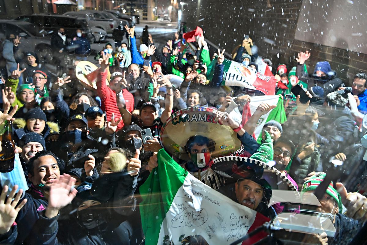 The cold does not stop them: The Mexican fans received the national team with a serenade after their arrival in Edmonton