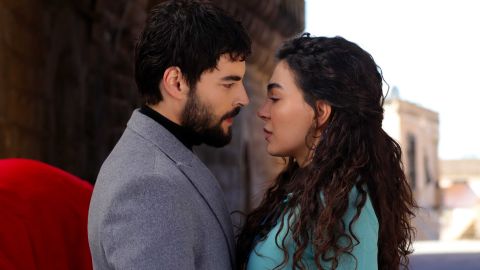 Akın Akınözü es Miran Aslanbey y Ebru Şahin es Reyyan Sadoglu en 'Hercai: Amor y Venganza'.