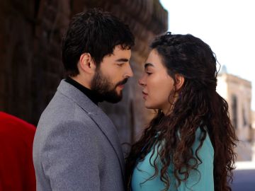 Akın Akınözü es Miran Aslanbey y Ebru Şahin es Reyyan Sadoglu en 'Hercai: Amor y Venganza'.