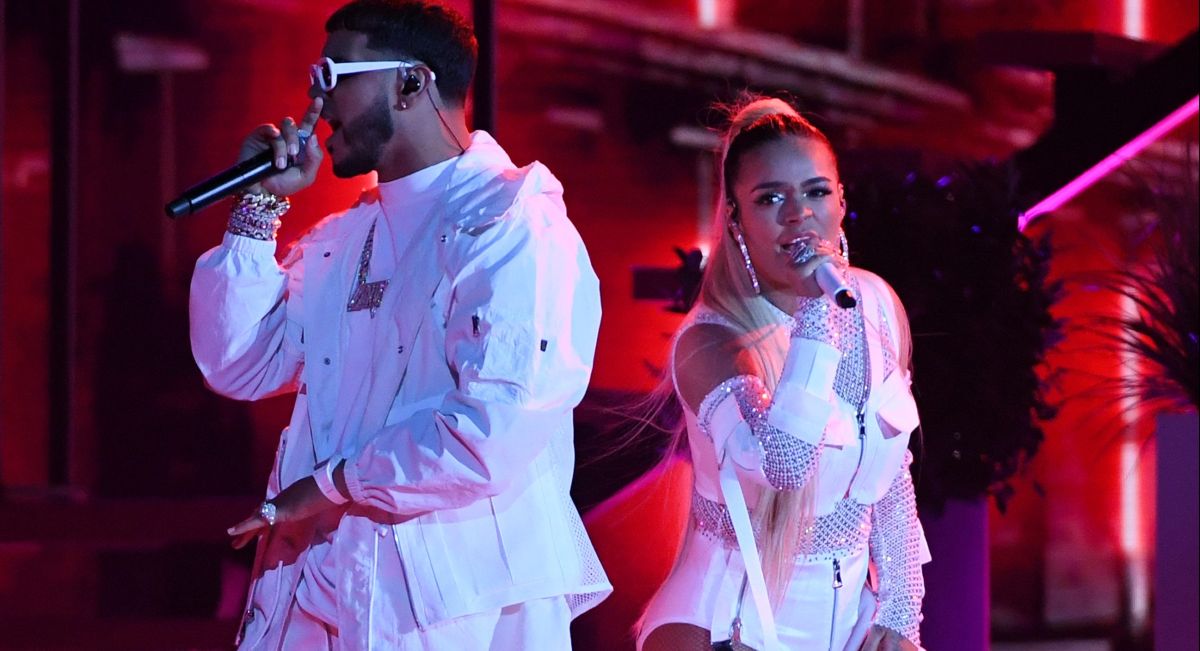 Anuel AA sang with Karol G at El Coliseo de Puerto Rico!  The public did not stop asking for a kiss