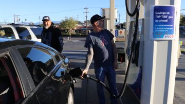 El precio de la gasolina ha sido uno de los productos que más se han encarecido. (Archivo/Impremedia)
