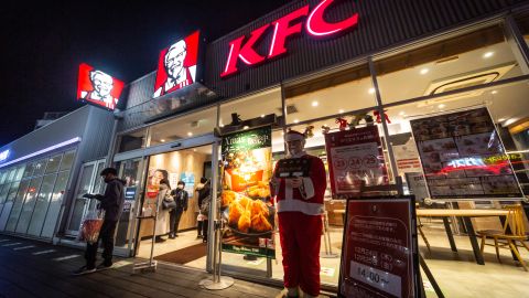 Autobús de transporte público se estrella contra restaurante KFC y deja dos heridos en Chicago