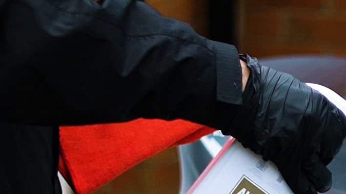 Foto de una persona poniendo revestimiento a un auto