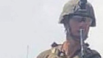 Bebé entregado sobre reja del aeropuerto de Kabul sigue desaparecido desde entonces