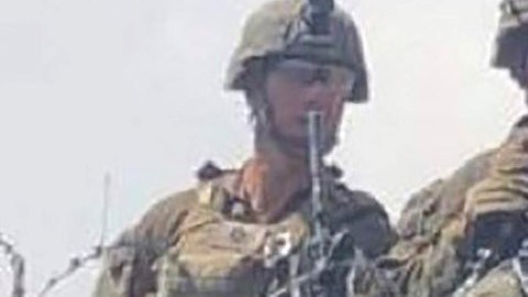 Bebé entregado sobre reja del aeropuerto de Kabul sigue desaparecido desde entonces