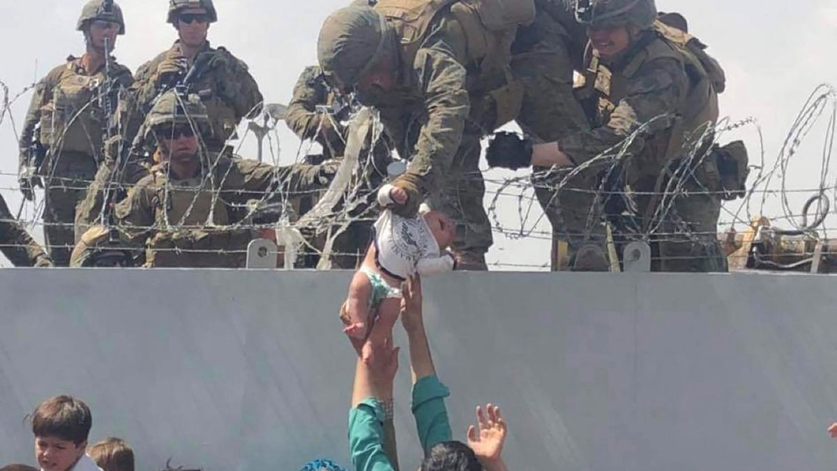 Muchos niños fueron entregados sobre la valla del aeropuerto de Kabul el 19 de agosto.
