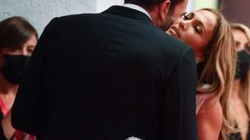 Ben Affleck bloquea a los fotógrafos mientras abrazada a su amada Jennifer Lopez.
