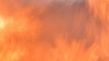 Bomberos apagando fuego