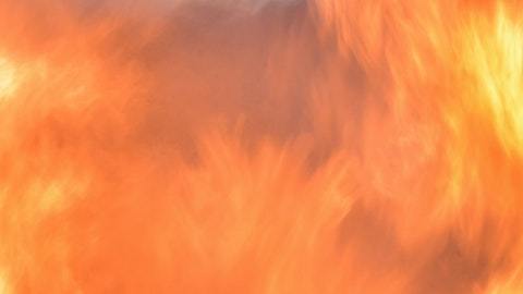 Bomberos apagando fuego
