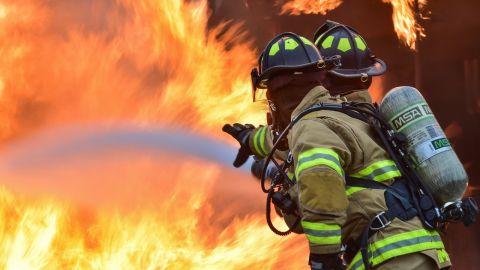 Bomberos apagando fuego