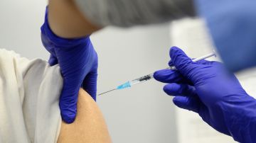 California amplía el acceso a vacunas de refuerzo Covid-19, justo cuando la tasa de transmisión regresó a rojo