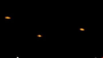 Canelo llegó vestido con un atuendo Dolce & Gabbana.