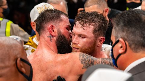Caleb Plant y Saúl Álvarez en su charla tras la pelea en Las Vegas.