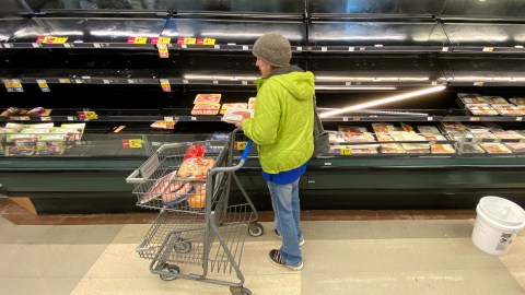 Cerca de 100 mil libras de pollo, la mayoría vendidos en Trader Joe's, fueron retirados por contener fragmentos de hueso