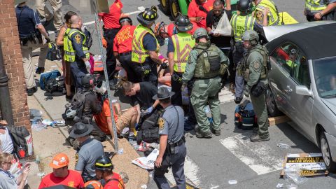 Una mujer murió y más de 50 personas resultaron heridas por un neonazi que lo atropelló.