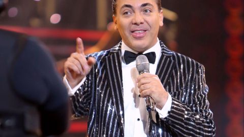 Cristian Castro huye en estampida tras ser captado con dos mujeres entrando a un hotel