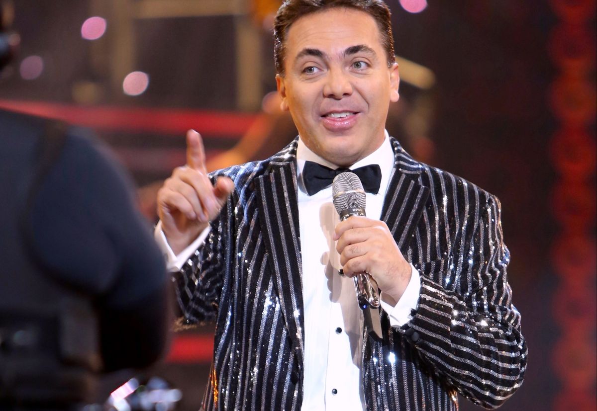Cristian Castro flees in a stampede after being caught with two women entering a hotel