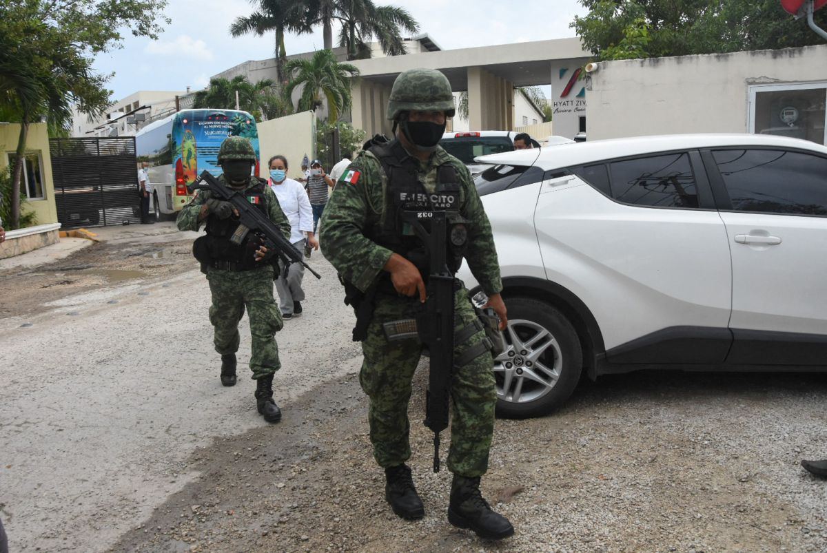 Soldados mexicanos patrullan frente al hotel Hyatt Ziva Riviera en Puerto Morelos.