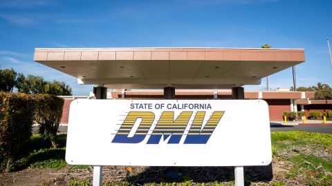 Foto de la entrada de una oficina del DMV en California