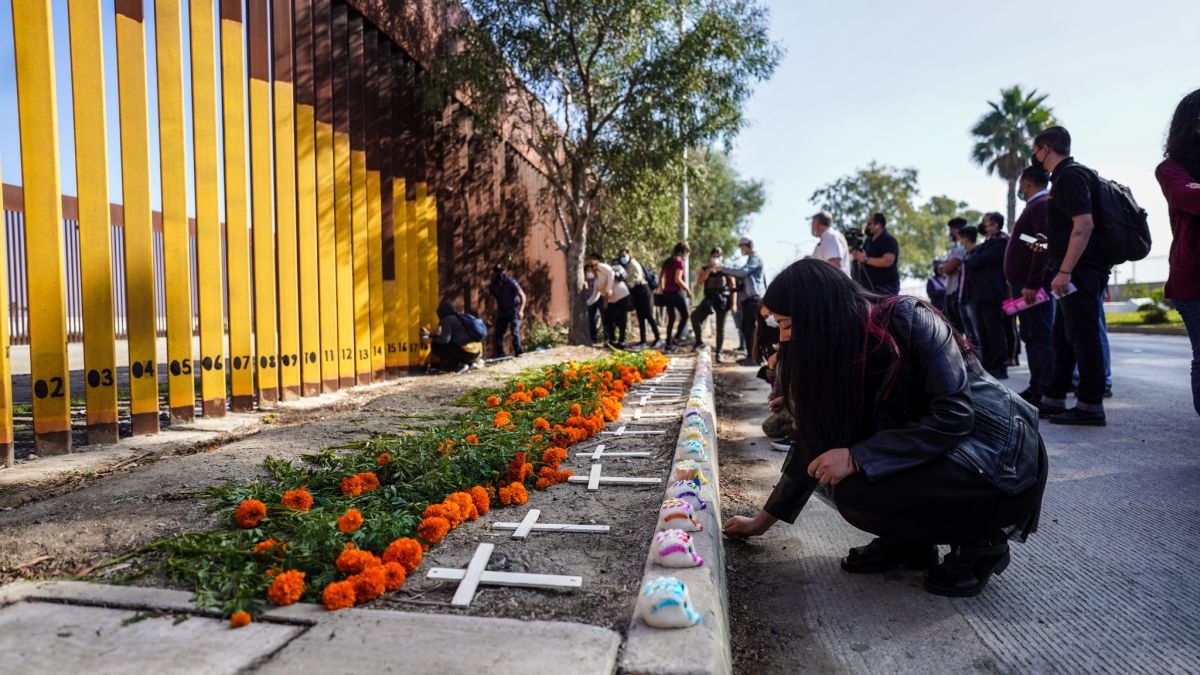 Diversas personas llevaron flores y calaveritas de azúcar para ponerlas frente al muro. / fotos: Manuel Ocaño.