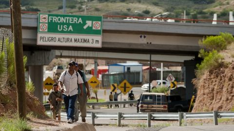 Dos cajas de tráileres llenos de inmigrantes detenidos: 83 en Atizapán y 75 en Tijuana