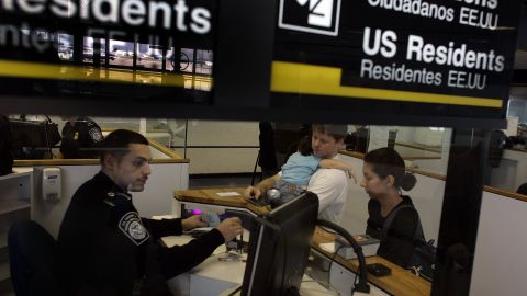 EE.UU. impondrá restricciones a viajes en ocho países de África por la nueva variante Omicron