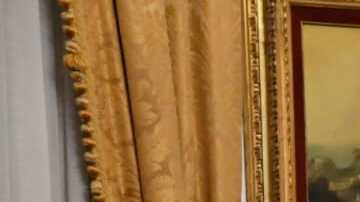 El canciller Marcelo Ebrard durante la presentación de una de las piezas arqueológicas recuperadas de Italia