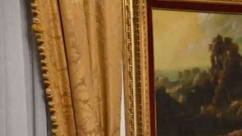 El canciller Marcelo Ebrard durante la presentación de una de las piezas arqueológicas recuperadas de Italia