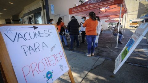 Centro Binacional para el Desarrollo Indigena Qaxaqueno (CBDIO) suministra la vacuna en Fresno.