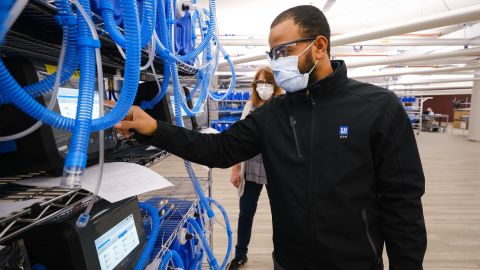 Foto de un trabajador de General Motors en medio de sus instalaciones