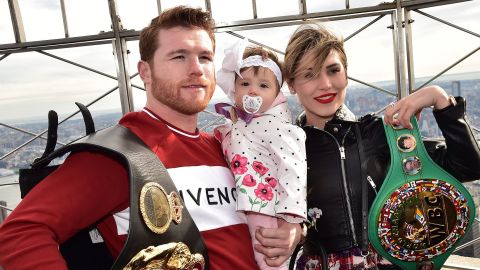 Canelo Álvarez, su hija y su esposa | Theo Wargo/Getty Images.