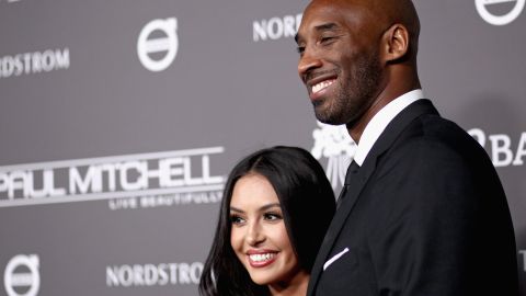 Vanessa Bryant (i) acompañando a su fallecido esposo, la leyenda Kobe Bryant.