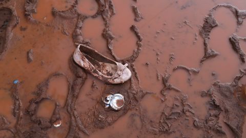 Deslave en pueblo de Colombia sepulta hotel y casas; hay al menos 12 muertos