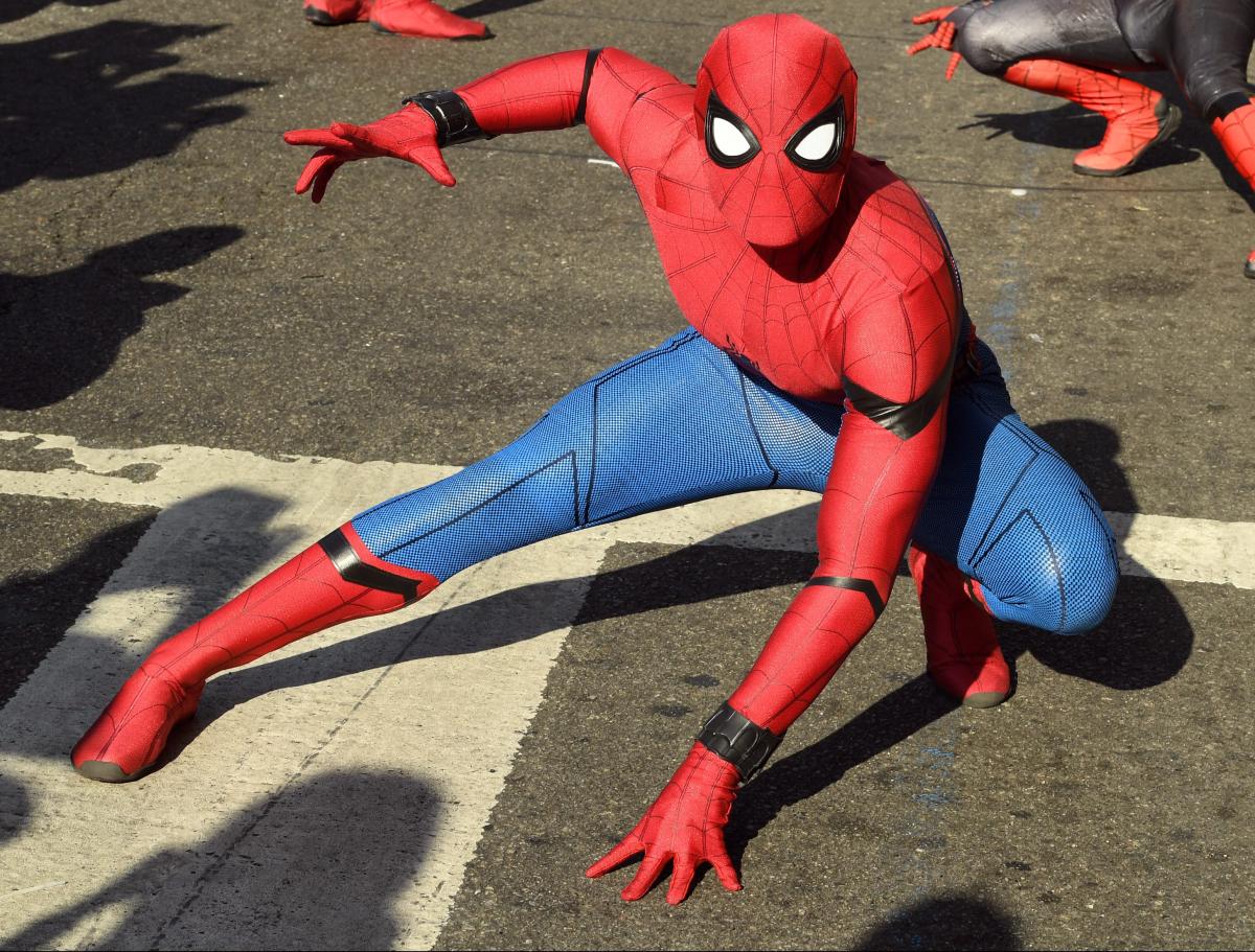 VIDEO: Jóvenes protagonizan pelea por boletos de “Spider-Man: No Way Home”  en México - La Opinión